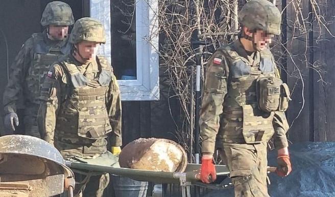 Militaria, Przez spali bombie wiedzieli - zdjęcie, fotografia